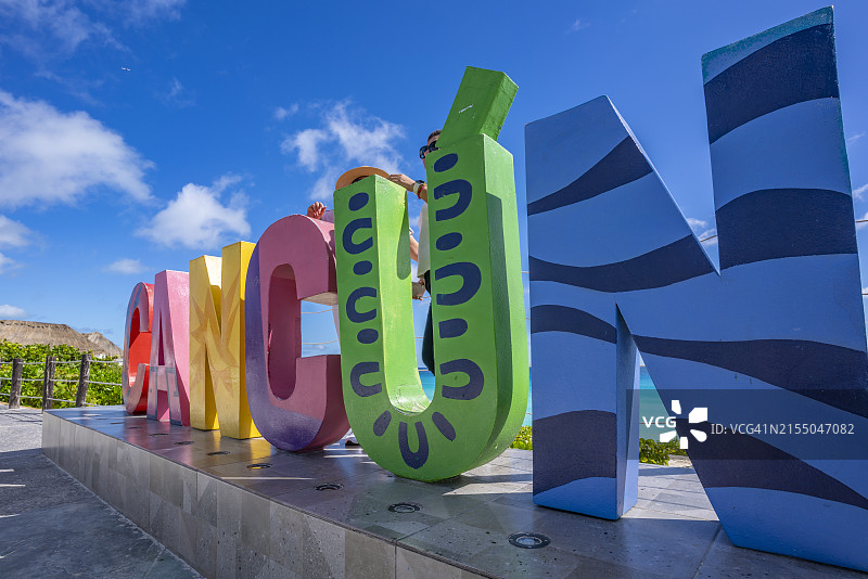 墨西哥尤卡坦半岛，海豚滩的坎昆和观景台字母图片素材