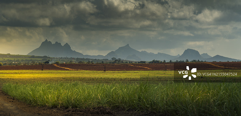 从毛里求斯小拉夫赖附近看到的内陆景观和长山图片素材
