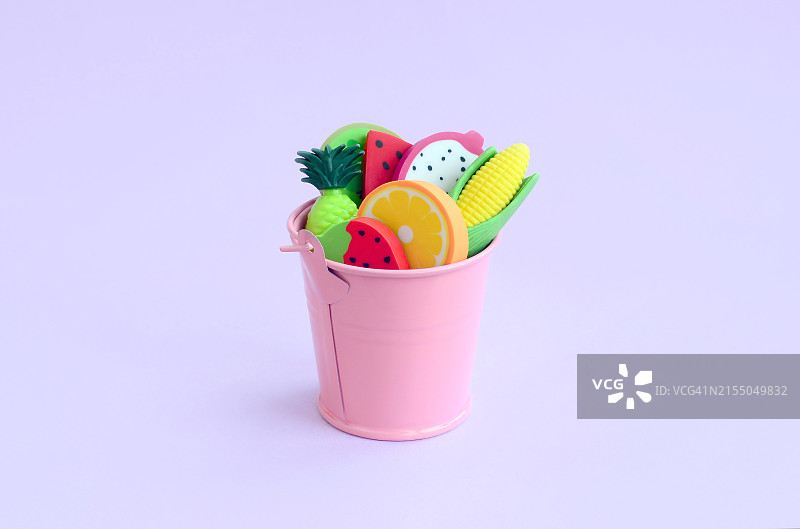 粉色桶里的各种新鲜水果图片素材