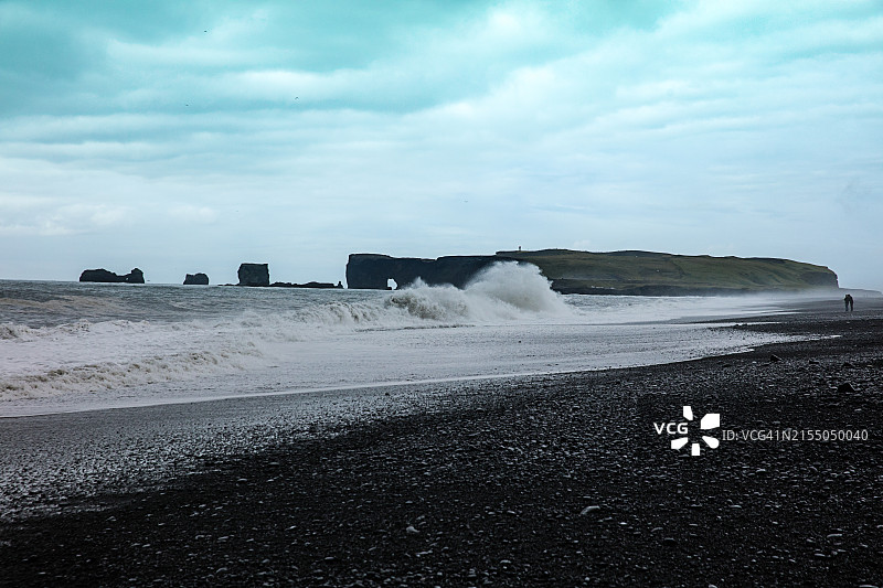 日落时分海面上鸟儿飞翔的景象图片素材