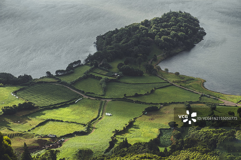 弗雷拉斯封闭区观景台，位于圣米格尔岛蓝色泻湖的巨大火山坑上，葡萄牙亚速尔群岛，大西洋，欧洲图片素材