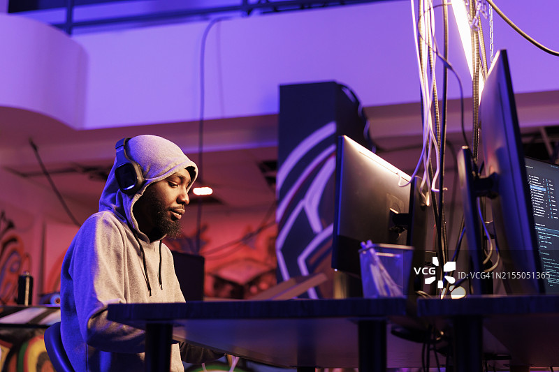 匿名计算机程序员编码或黑客入侵安全网络数据库图片素材