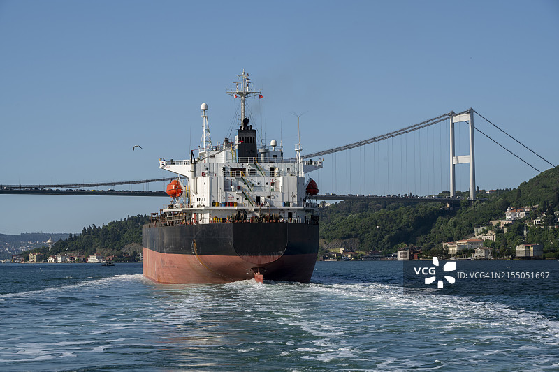 博斯普鲁斯海峡上的大型商用货船图片素材
