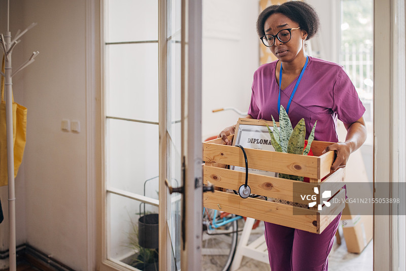 富有同情心的护士搬出个人物品图片素材