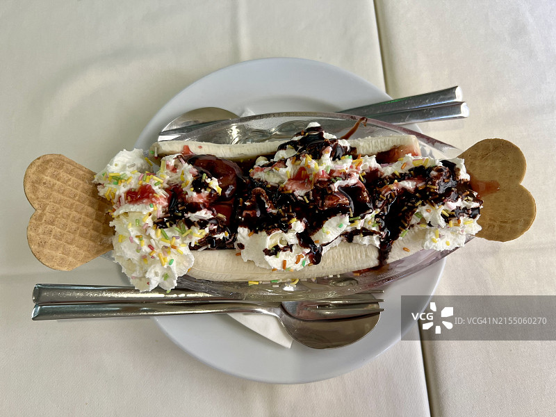 香蕉圣代冰淇淋和威化饼干特写图片素材