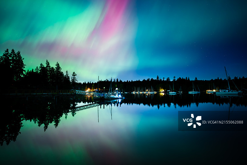 华盛顿州班布里奇岛的夜间湖景图片素材