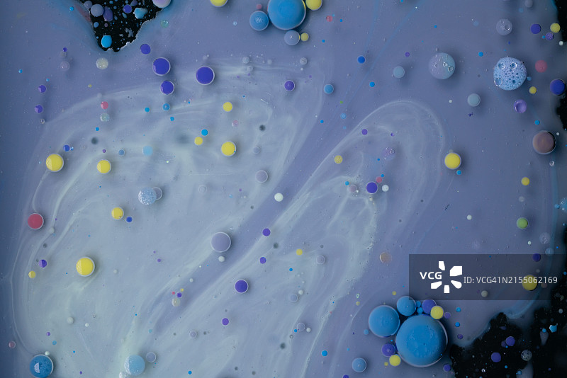 地板上彩色球的高角度视图图片素材