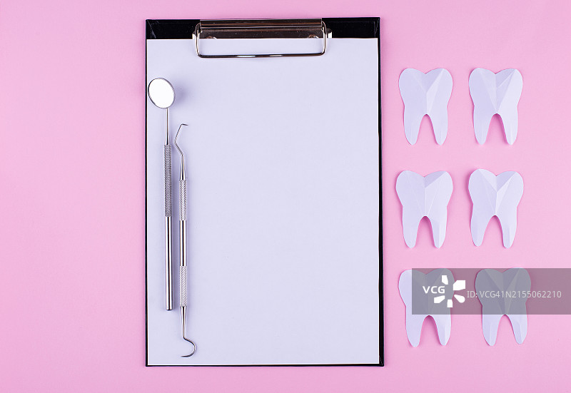 高角度拍摄的粉色背景上的笔和纸图片素材