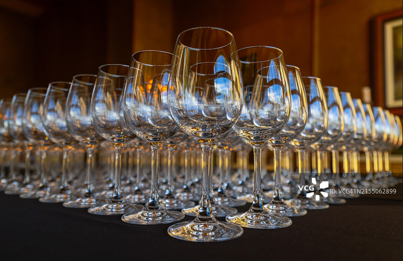 美国加利福尼亚州拉昆塔桌子上的葡萄酒杯特写图片素材