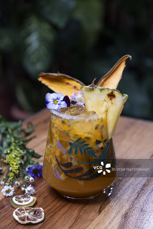 黄色鸡尾酒图片素材