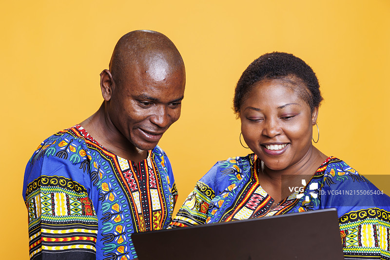 年长的非洲裔夫妇使用笔记本电脑图片素材