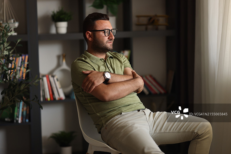 男人在家看着窗外图片素材