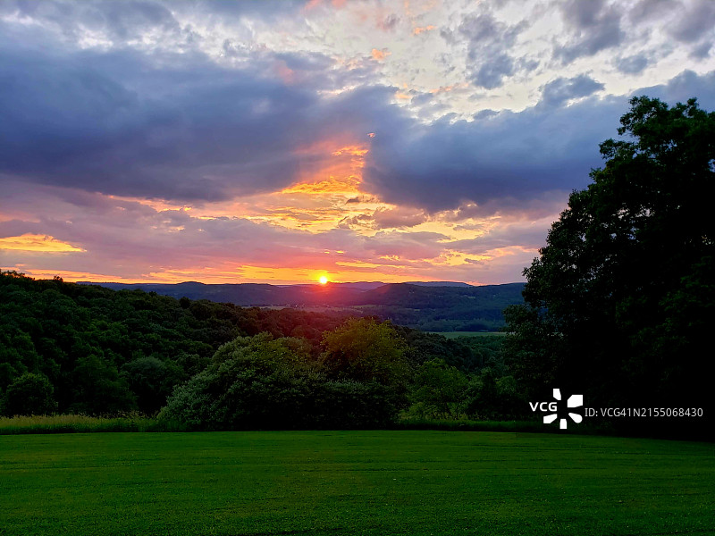美国宾夕法尼亚州莱康明县日落时分田野风光图片素材