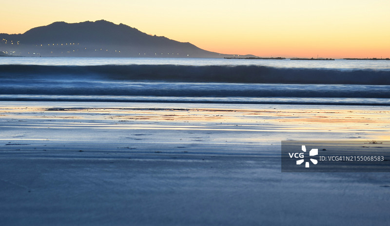 日落时大海对着天空的美景图片素材