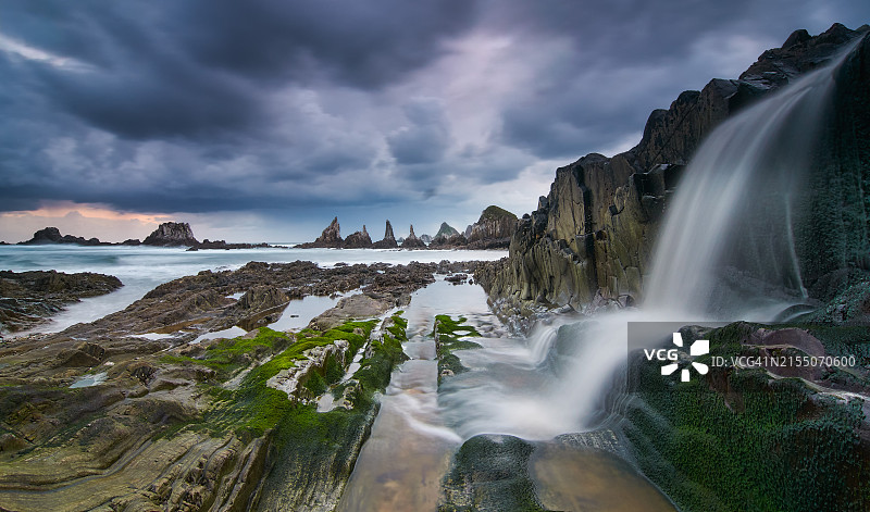 瀑布对着天空的美景图片素材