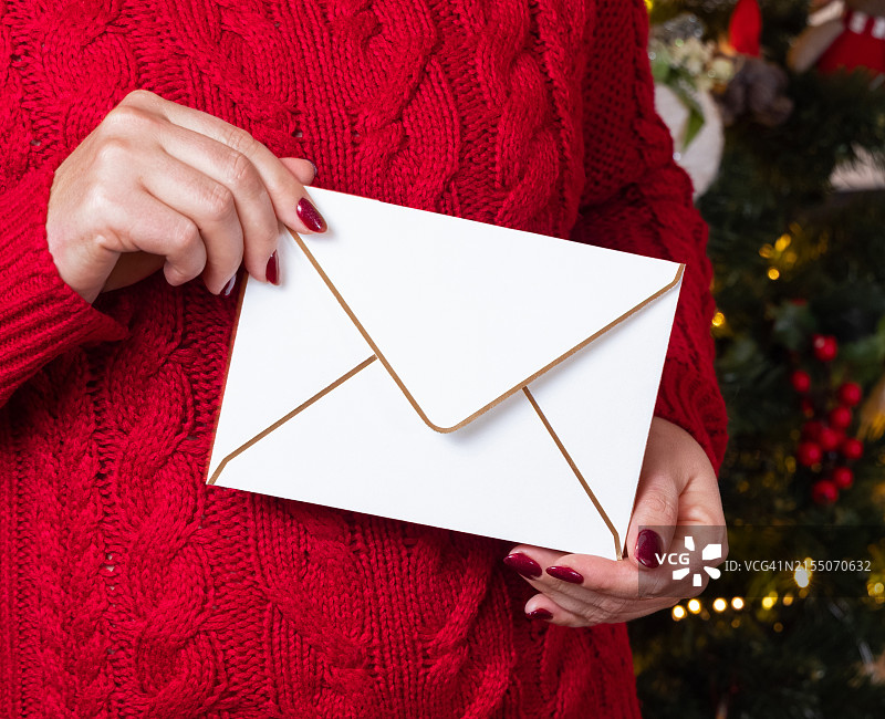 女人拿着证书的腰部特写图片素材