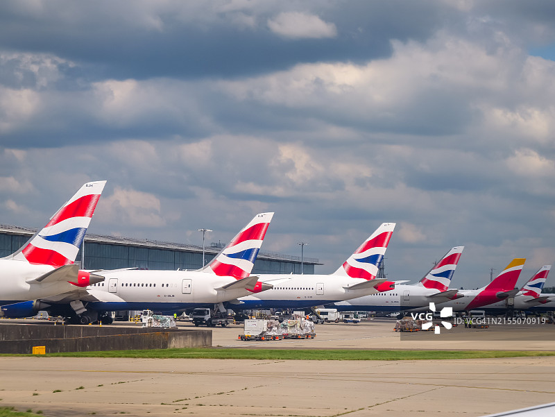 伦敦机场航站楼排列的英国航空公司飞机尾翼图片素材