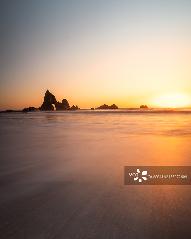 美国加利福尼亚州半月湾日落时分的海景图片素材