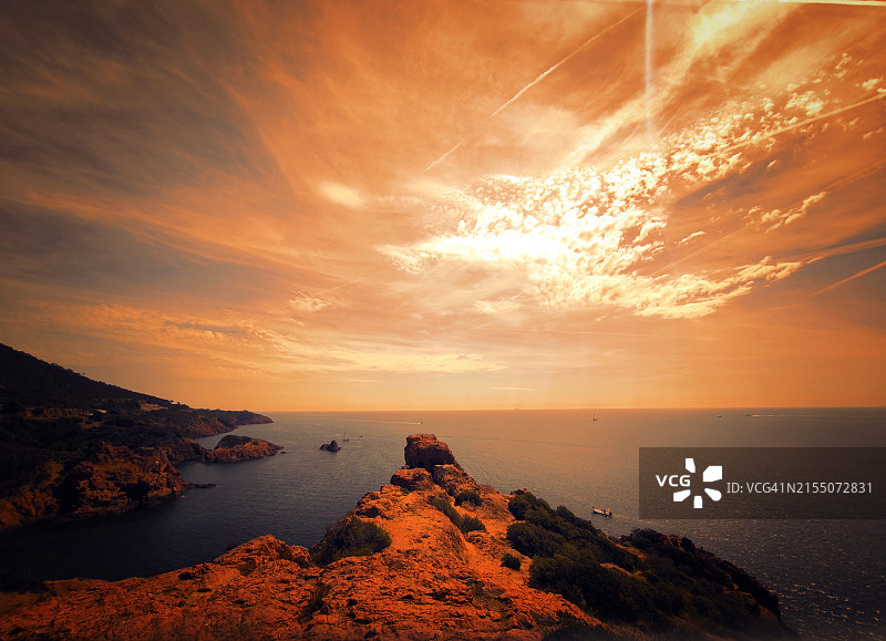 橙色的天空衬托着美丽的海景图片素材