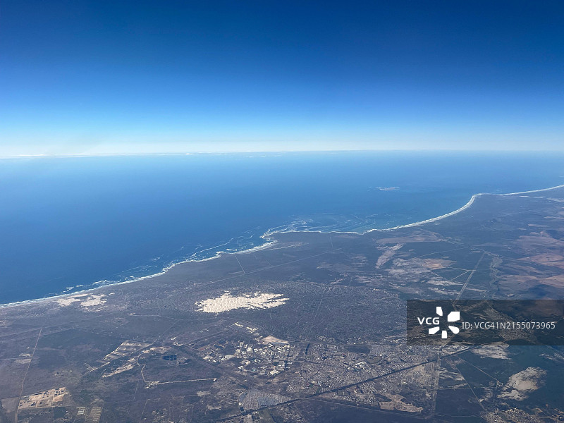 蓝天下的大海俯拍图片素材