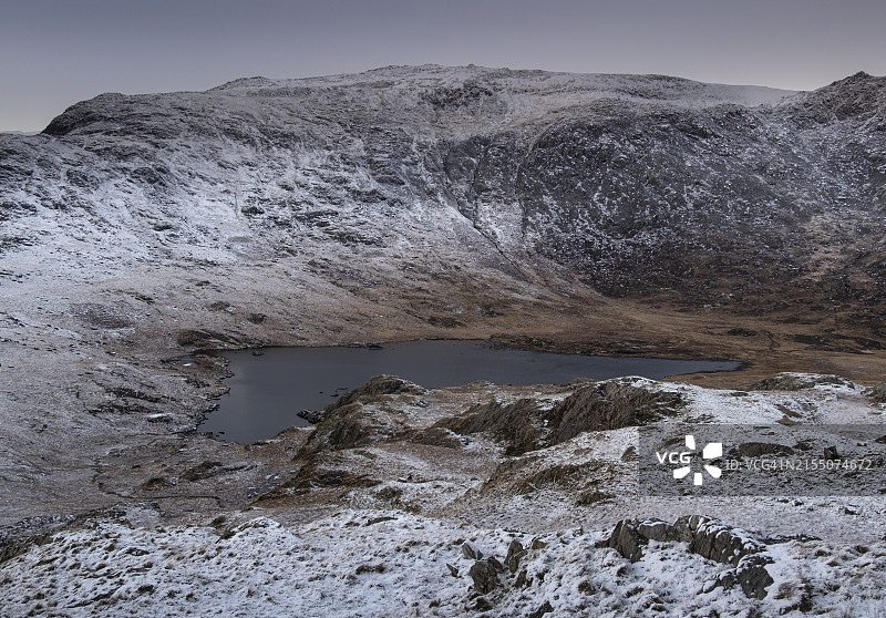 冬季斯诺多尼亚国家公园的Cwmffynnon湖和Glyder Fawr图片素材