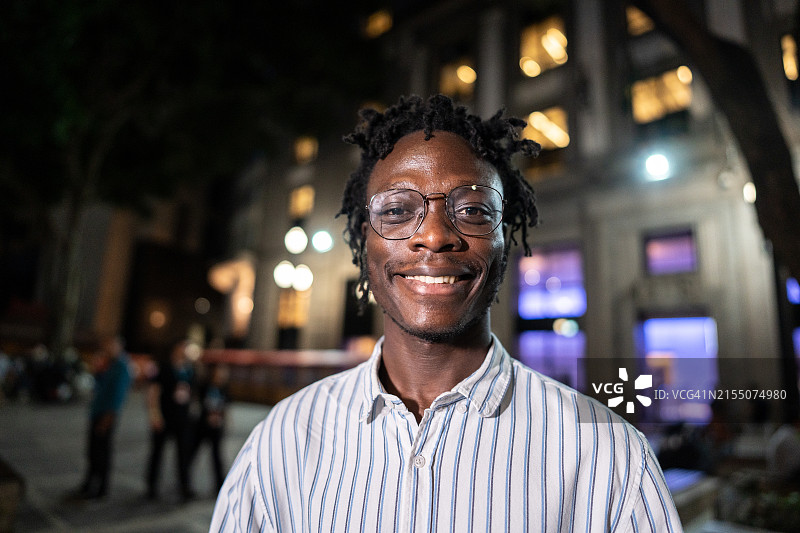 城市中的商务人士肖像图片素材