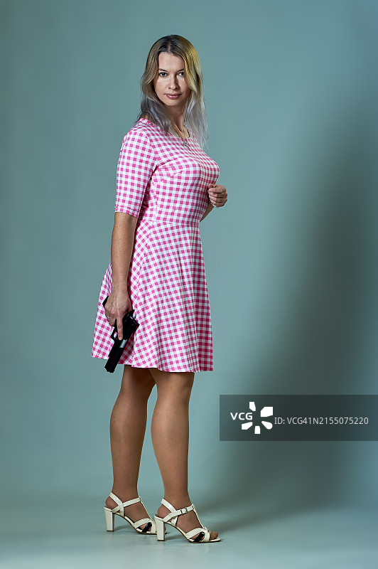 女子站在灰色背景前的肖像图片素材