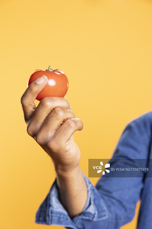 男子拿着西红柿图片素材