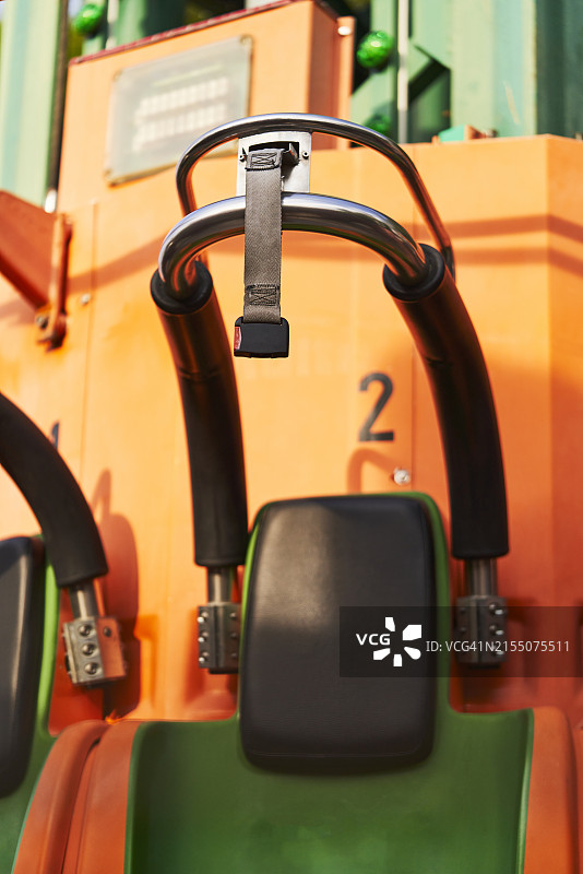 游乐园金属座椅上的空锁图片素材