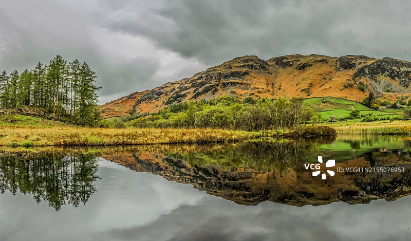 湖区国家公园小朗代尔山谷中布拉赛河的林摩尔山倒影图片素材
