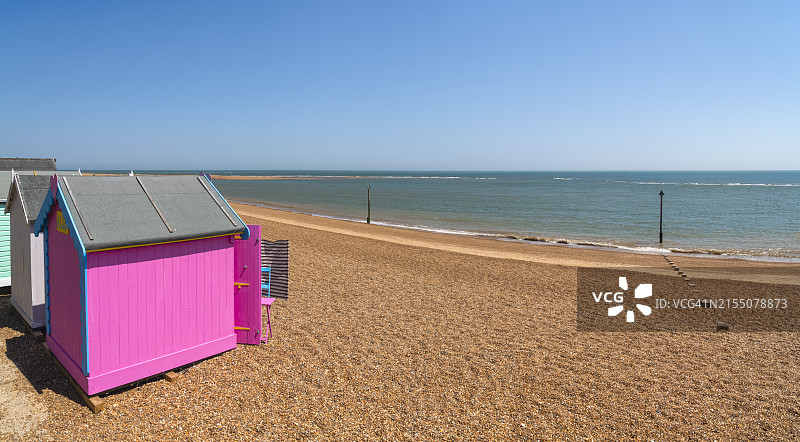 英国萨福克郡费利克斯托的海滩小屋图片素材