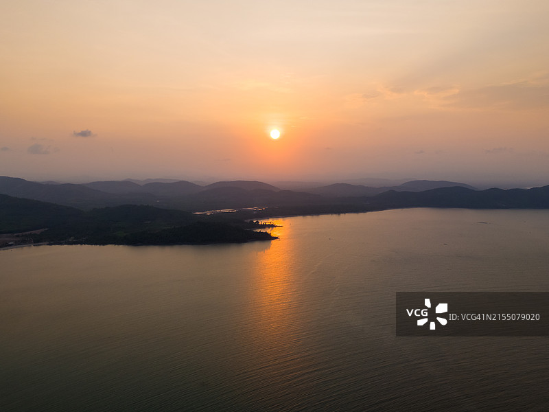 泰国春蓬府日落时分的海景高角度视图图片素材