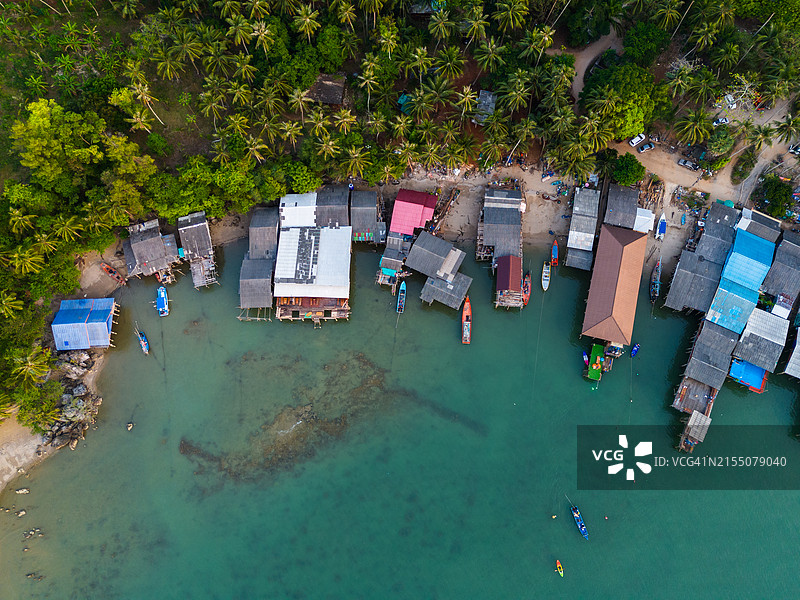 泰国春蓬府沿岸渔村的航拍景观图片素材