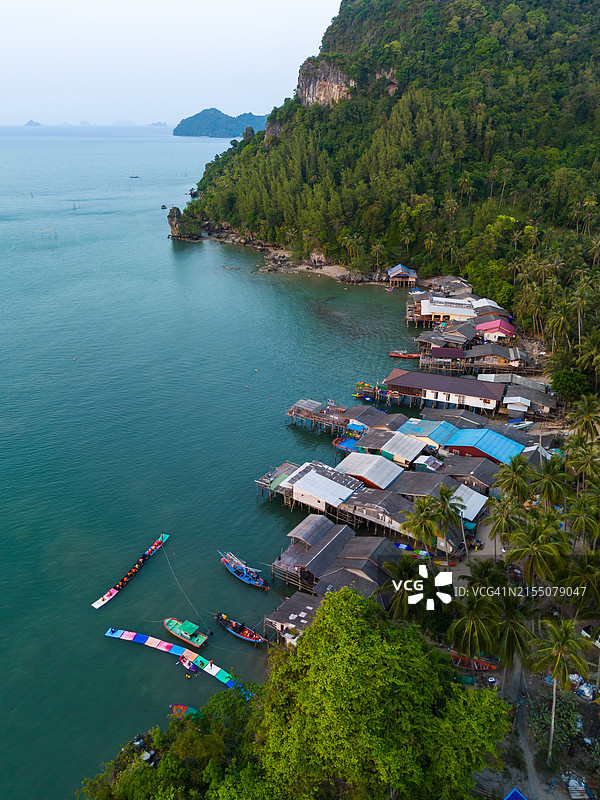 泰国春蓬府沿岸渔村的航拍景观图片素材