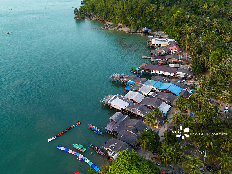 泰国春蓬府沿岸渔村的航拍景观图片素材