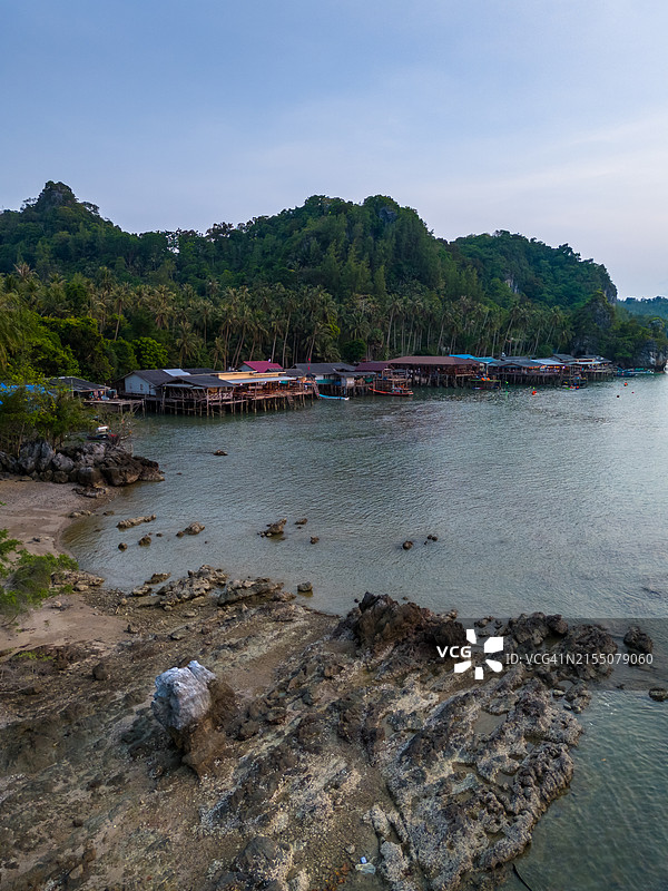 泰国春蓬府沿岸渔村的航拍景观图片素材
