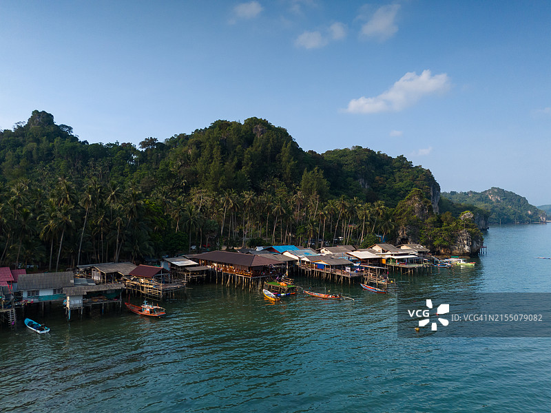 泰国春蓬府沿岸渔村的航拍景观图片素材