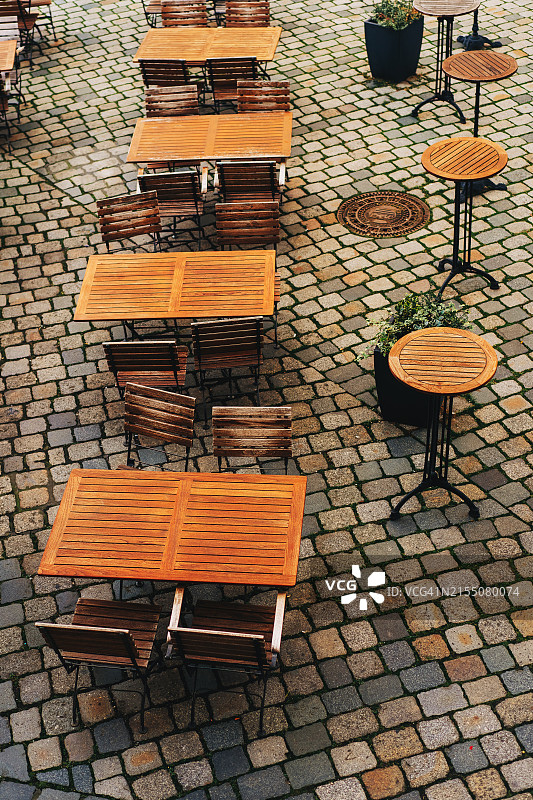 人行道咖啡馆的空桌椅图片素材