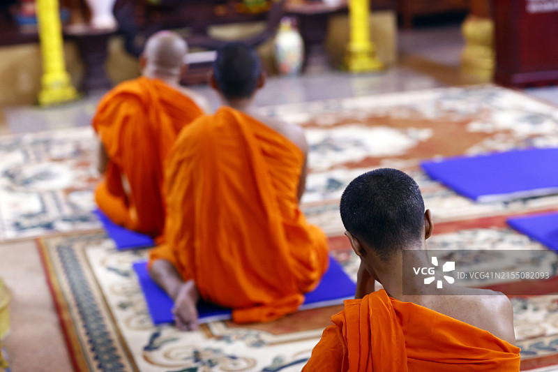 佛教僧侣向佛祖祈祷，穆尼伦赛佛寺，芹苴，越南，印度支那，东南亚，亚洲图片素材