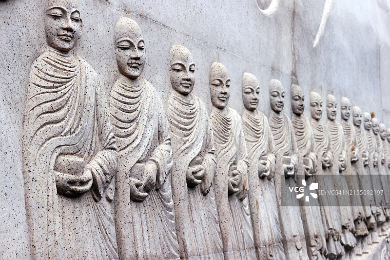 越南胡志明市佛寺的僧侣浮雕图片素材
