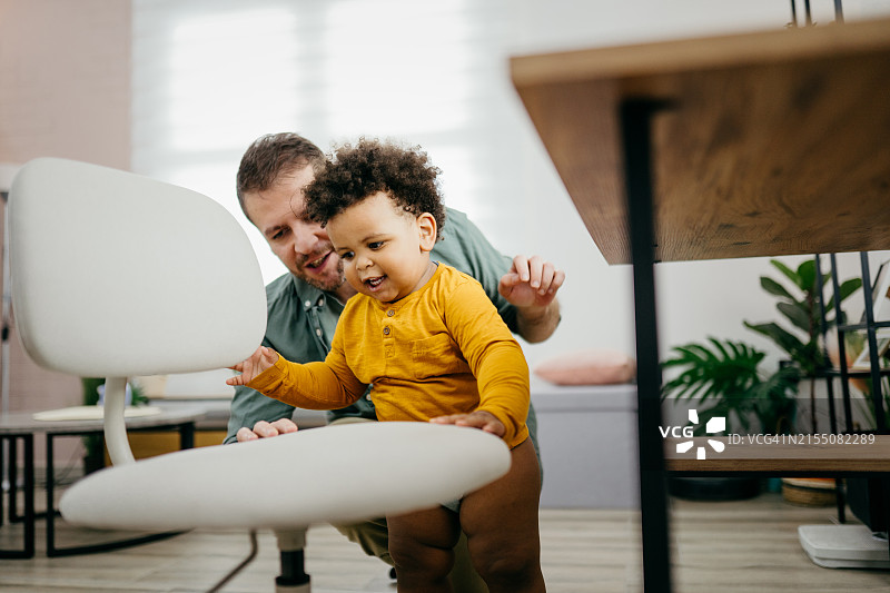 和爸爸一起的快乐早晨图片素材