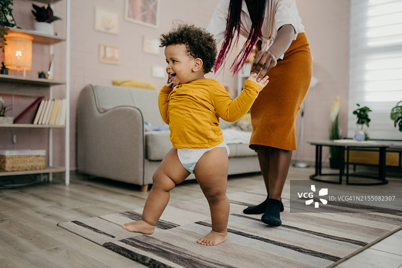 在客厅里度过的时间图片素材