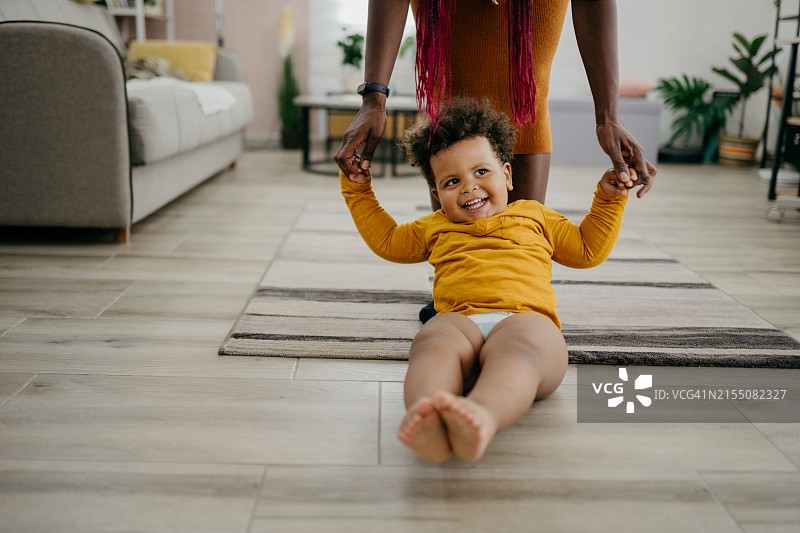 在客厅里度过的时间图片素材