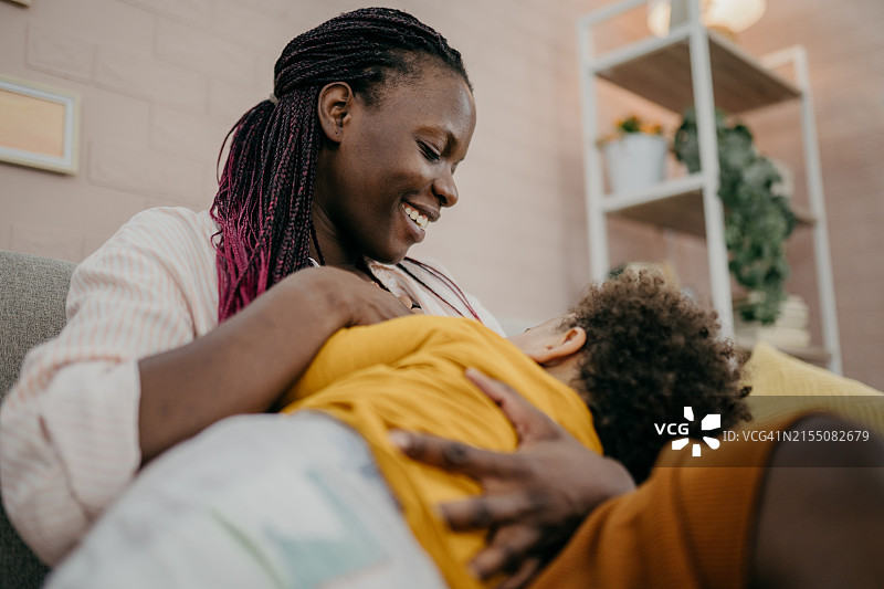 年轻妈妈哺乳图片素材