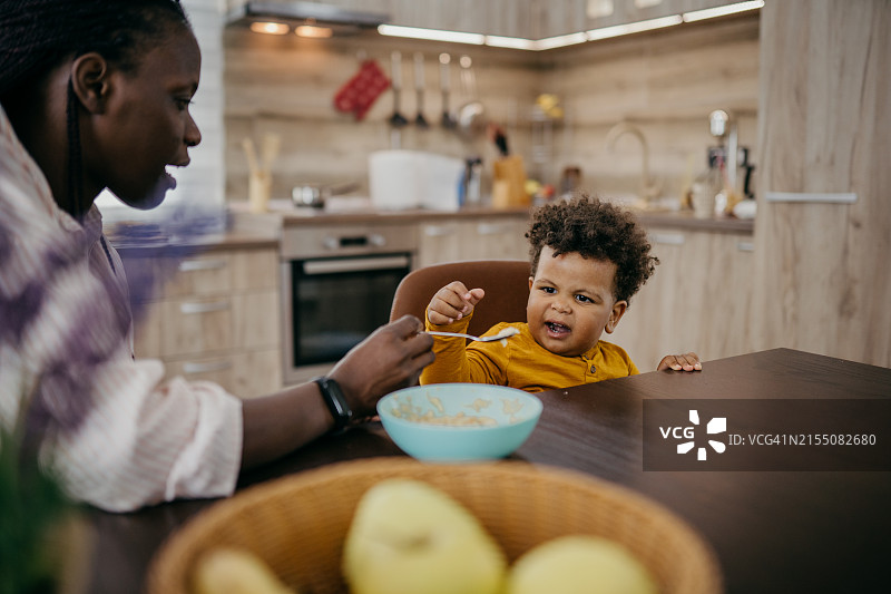 喂食的时候图片素材