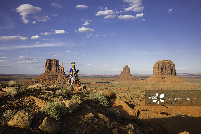 穿着传统印第安人服饰的男人图片素材