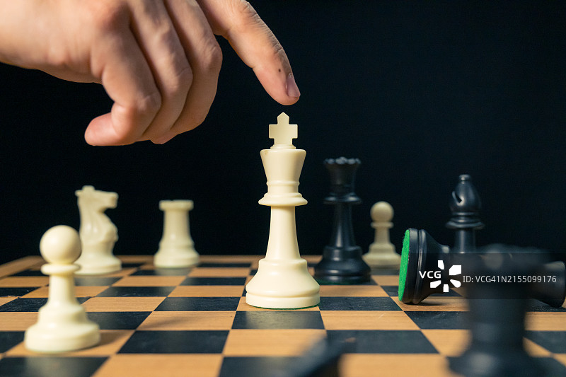 棋盘上将军的戏剧性瞬间，象征着战略掌握和商业头脑图片素材