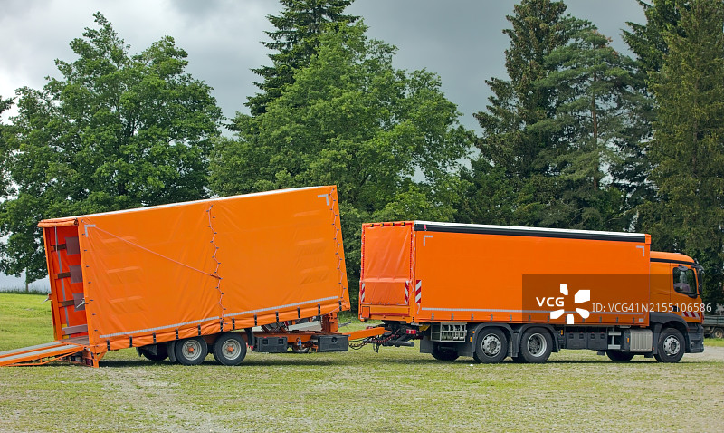 带拖车的配送卡车图片素材