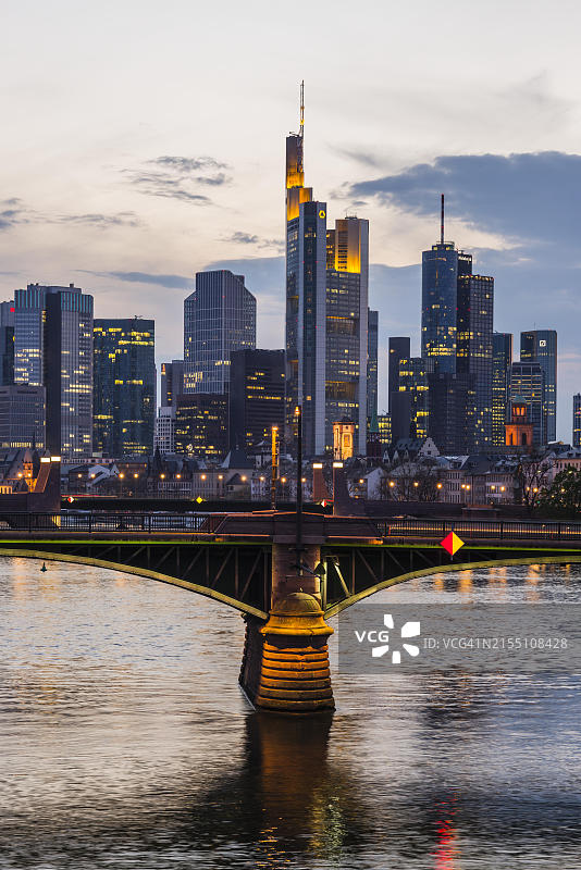 日落时分的天际线和银行区，185大厦，商业银行，德意志银行，法兰克福，德国图片素材