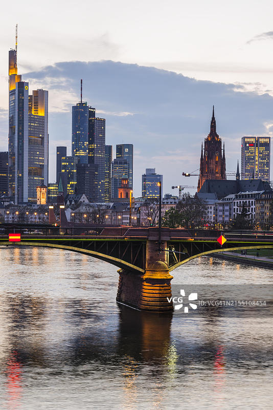 日落时分的天际线和银行区，185大厦，商业银行，德意志银行，法兰克福，德国图片素材